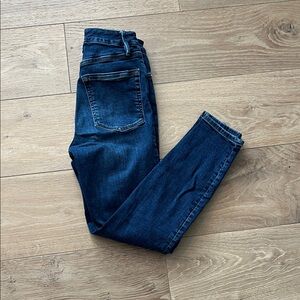 Good American Dark Indigo Skinny Jeans with Silver Button
